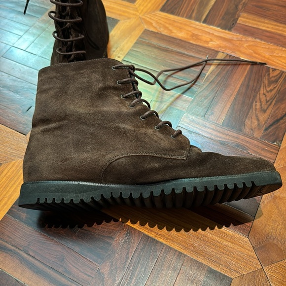 Luxurious fur-lined Salvatore Ferragamo suede lace-up boots Size 6C. - Picture 4 of 13